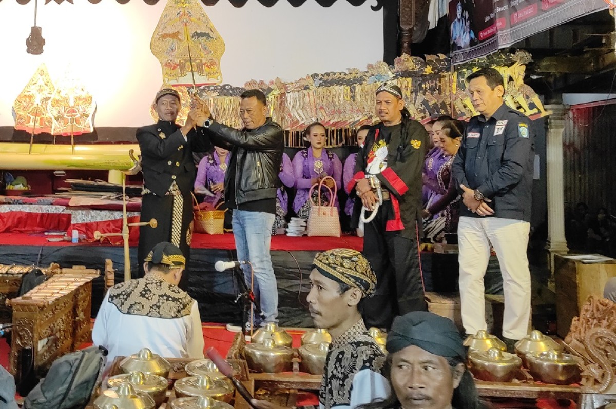 Prosesi penyerahan gunungan wayang dari Bupati Ponorogo Kang Giri kepada dalang Ki Sumanto. (Foto: Ahmad Fauzani/jatimnow.com)