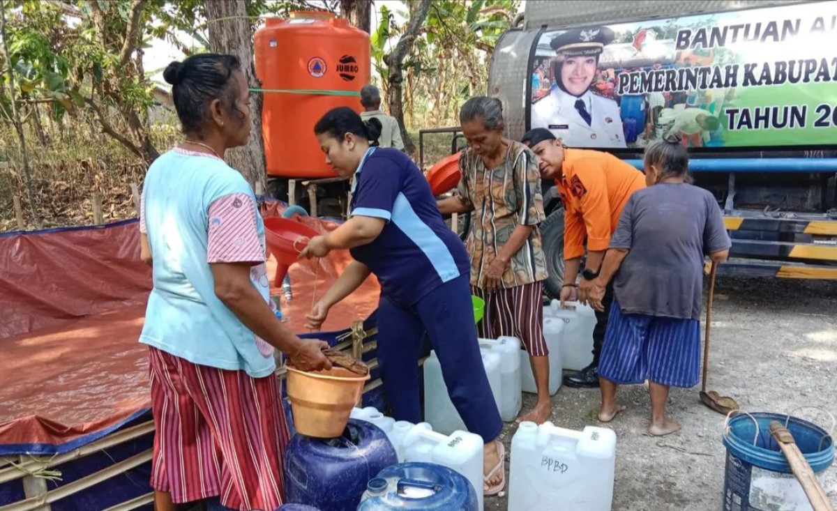 BPBD Bojonegoro saat menyalurkan air bersih kepada warga terdapak kekeringan (Foto: BPBD Bojonegoro for jatimnow.com)