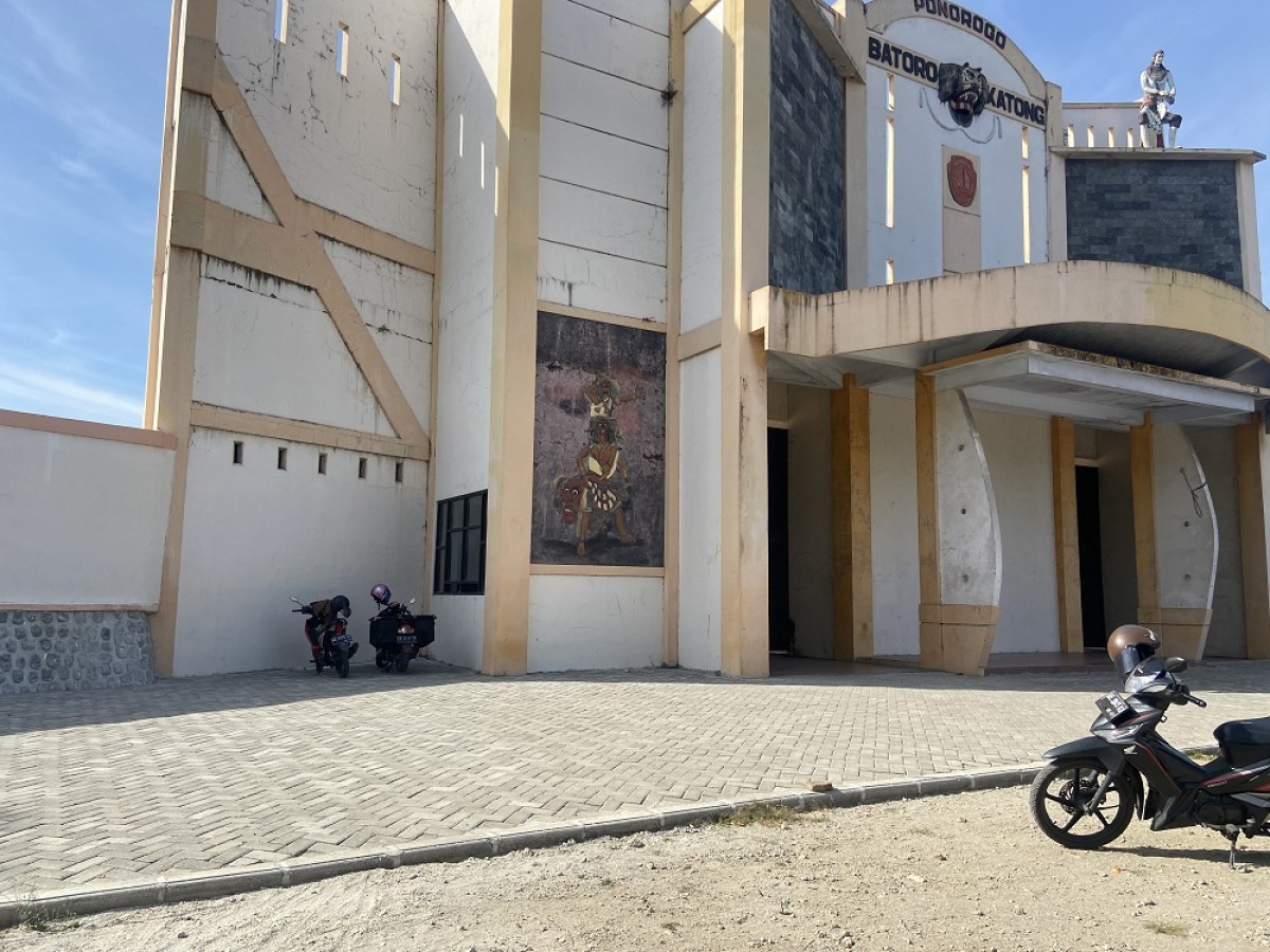 Vandalisme di Stadion Batoro Katong Ponorogo telah terhapus. (Foto: Ahmad Fauzani/jatimnow.com)