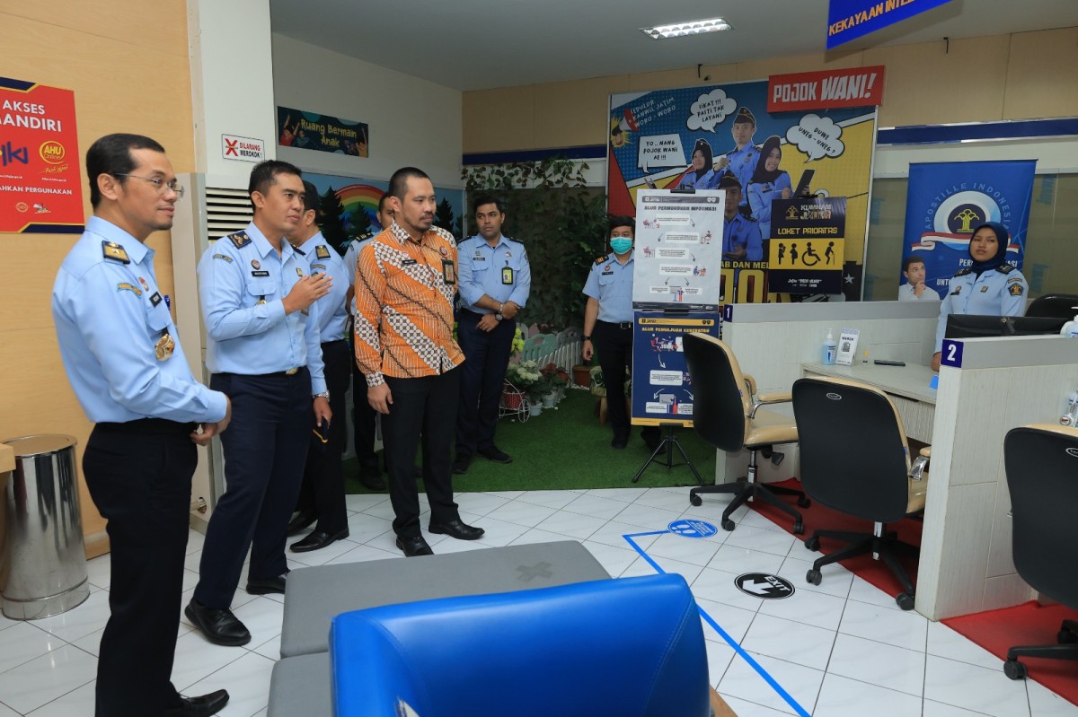 Kanwil Kemenkumham Jatim saat menerima kunjungan Pengendali Teknis Monev Pembangunan Zona Integritas dari Inspektorat Jenderal Kemenkumham. (Foto: Humas Kemenkumham Jatim)