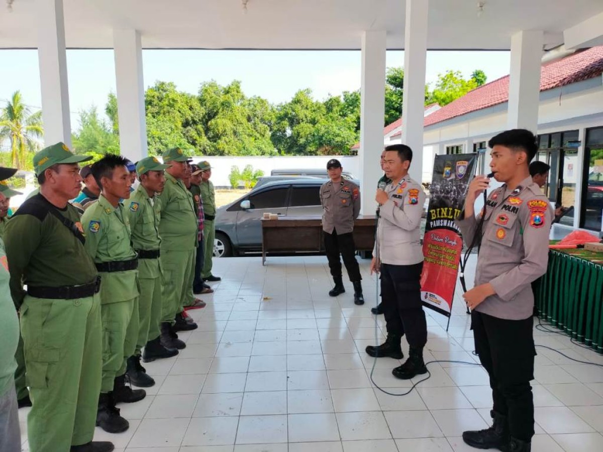 Pelatihan dan pembinaan ini diberikan oleh personel Polres Situbondo kepada anggota Linmas di Balai Desa Duwet Kecamatan Panarukan, Kamis (27/7/2023). (Foto: Humas Polres Situbondo for jatimnow.com)