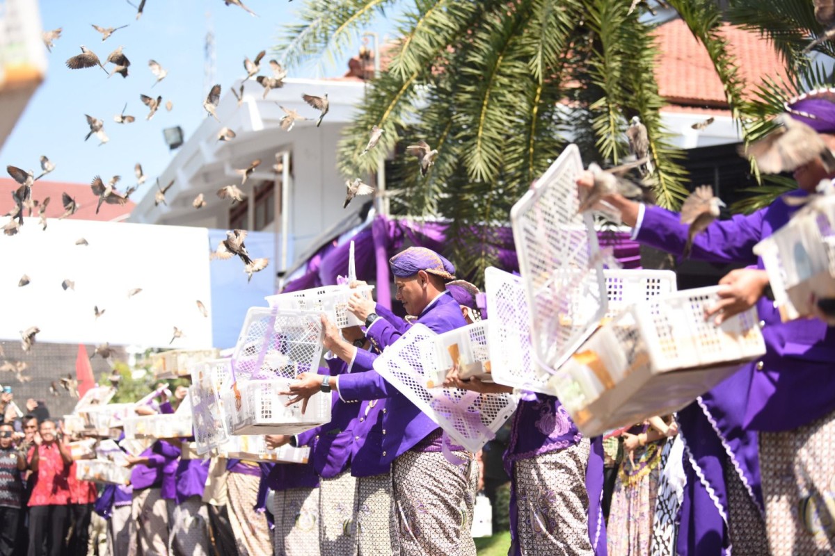 Mas Abu dan Forkopimda Kota Kediri melepas burung Perkutut dalam upacara Manusuk Sima. (Foto: Humas Pemkot Kediri/jatimnow.com)
