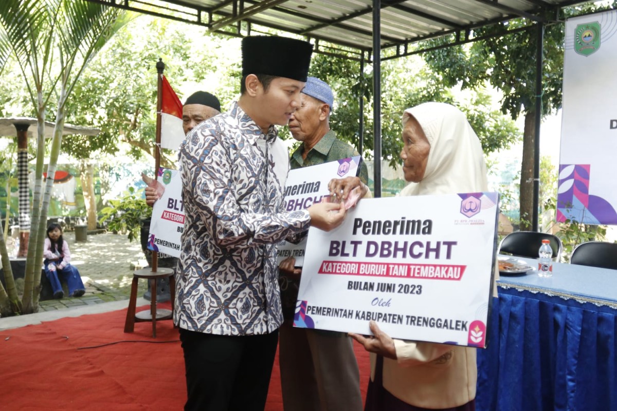 Bupati Trenggalek Mochamad Nur Arifin saat menyalurkan bantuan BLT DBHCHT. (Foto-foto: Prokopim Trenggalek)