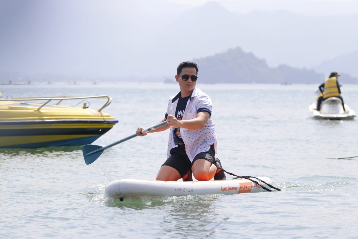Bupati Trenggalek, Mocahamd Nur Arifin saat melakukan padling di kawasan taman bioreeftek. (Foto: Prokopim Trenggalek/jatimnow.com)