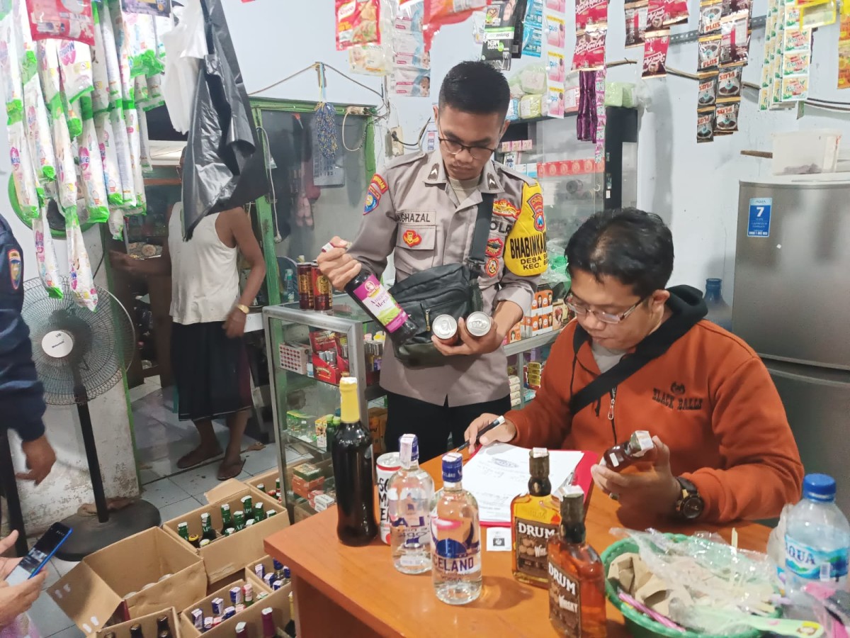 Polsek Besuki mendata miras yang disita. (Foto : Humas Polres Situbondo for jatimnow.com)