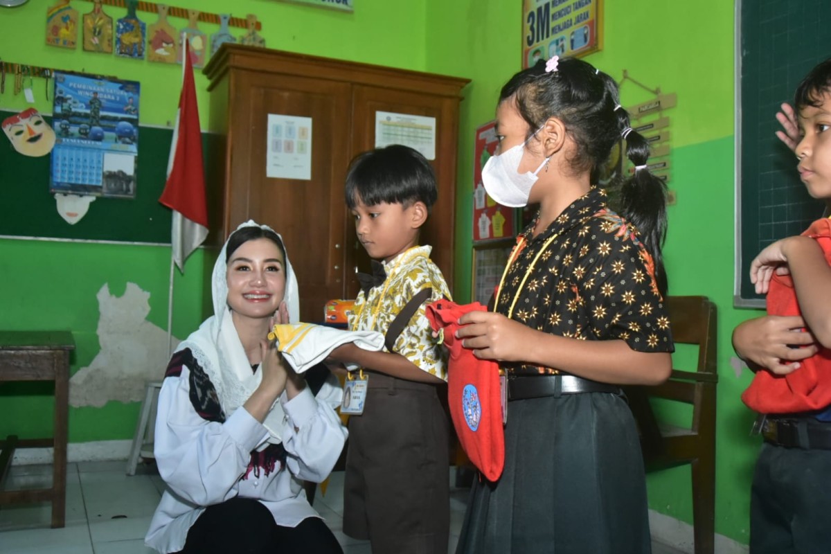 Bunda PAUD, Novita Hardini saat melakukan monitoring di 3 sekolah di Trenggalek. (Foto-foto: Prokopim Trenggalek/jatimnow.com)