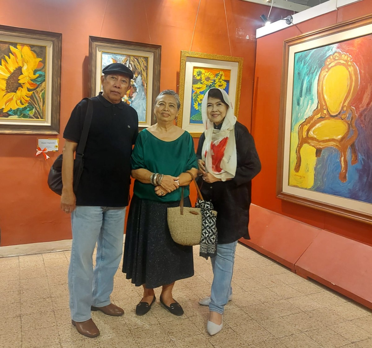 Dosen Seni Rupa ITB, penulis  pengantar Pameran Intuisi, bersama Nunung Harso (kanan) dan seorang kawan (tengah).  (Nunung Harso for  jatimnow.com)