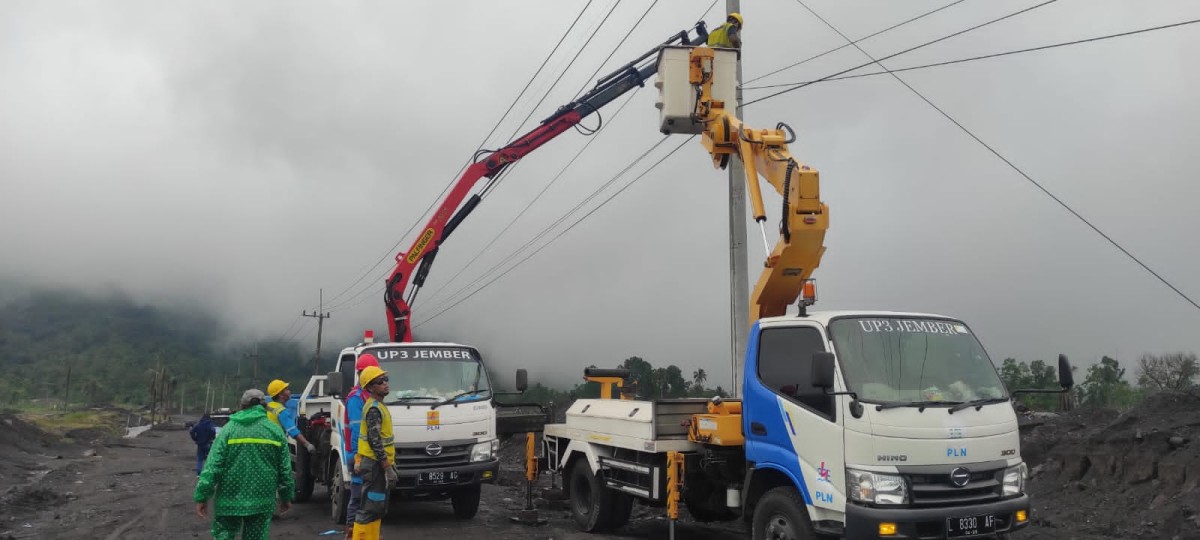 Proses perbaikan jaringan di Pronojiwo dan Candipuro. (Foto: Pemprov Jatim for jatimnow.com)