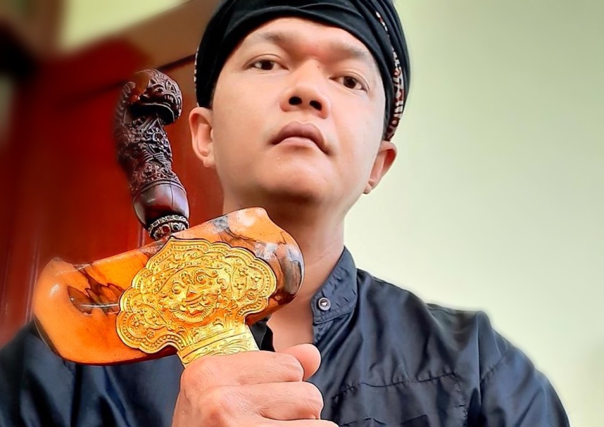Muhammad Nuh (36) warga Dusun Jagil Kecamatan Prigen, mendalami dunia keris.(Foto : Muhammad Nuh for jatimnow.com)