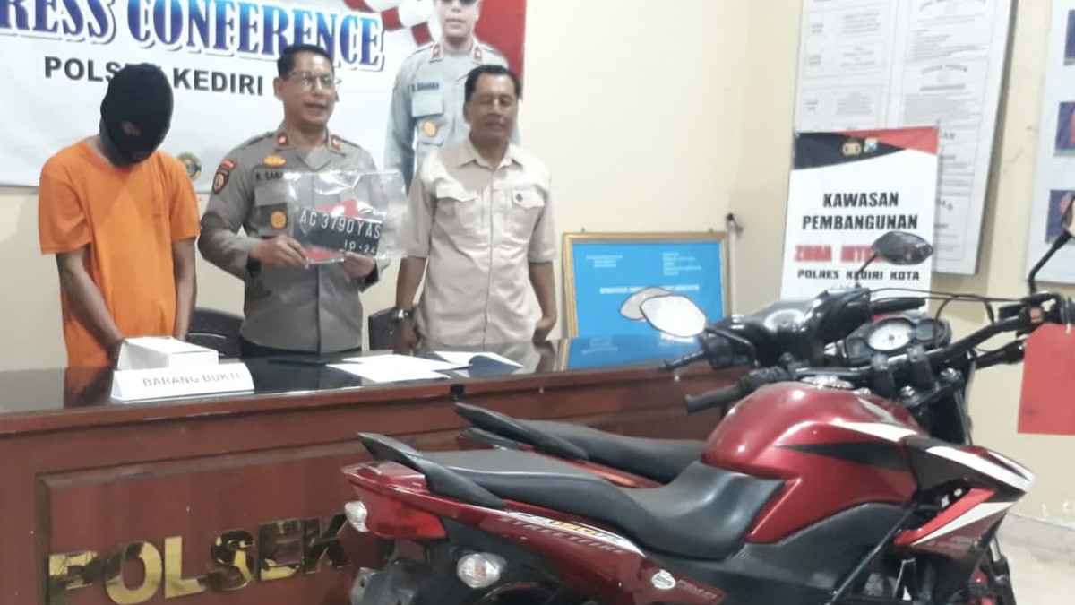 Pelaku Fani saat dirilis di Polsek Kota Kediri. (Foto: Yanuar Dedy/jatimnow.com)