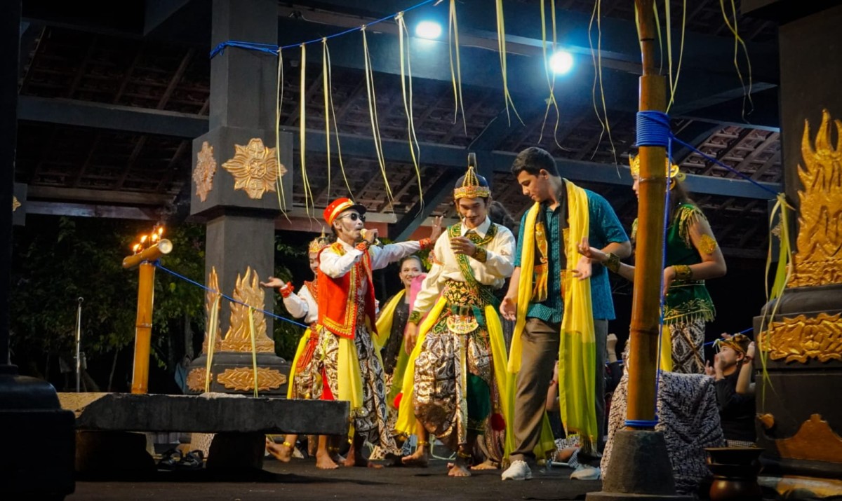 Penampilan seniman Sandur Bojonegoro saat pentas bersama para peserta B-TIFF 2023. (Foto: Rizki for jatimnow.com)