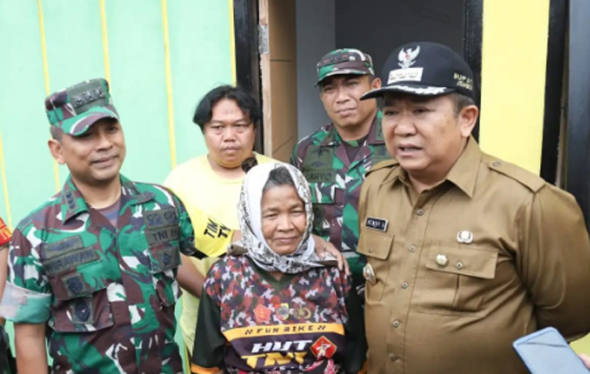 Sawani bersama Bupati Jember Ir. H. Hendy Siswanto, Komandan Kodim 0824 Jember Letkol. Inf. Rahmat Cahyo Dinarso serta Ketua Tim Wasev TMMD ke-117 Kolonel Wirawan Yanuartono. (Foto: Humas Pemkab Jember)