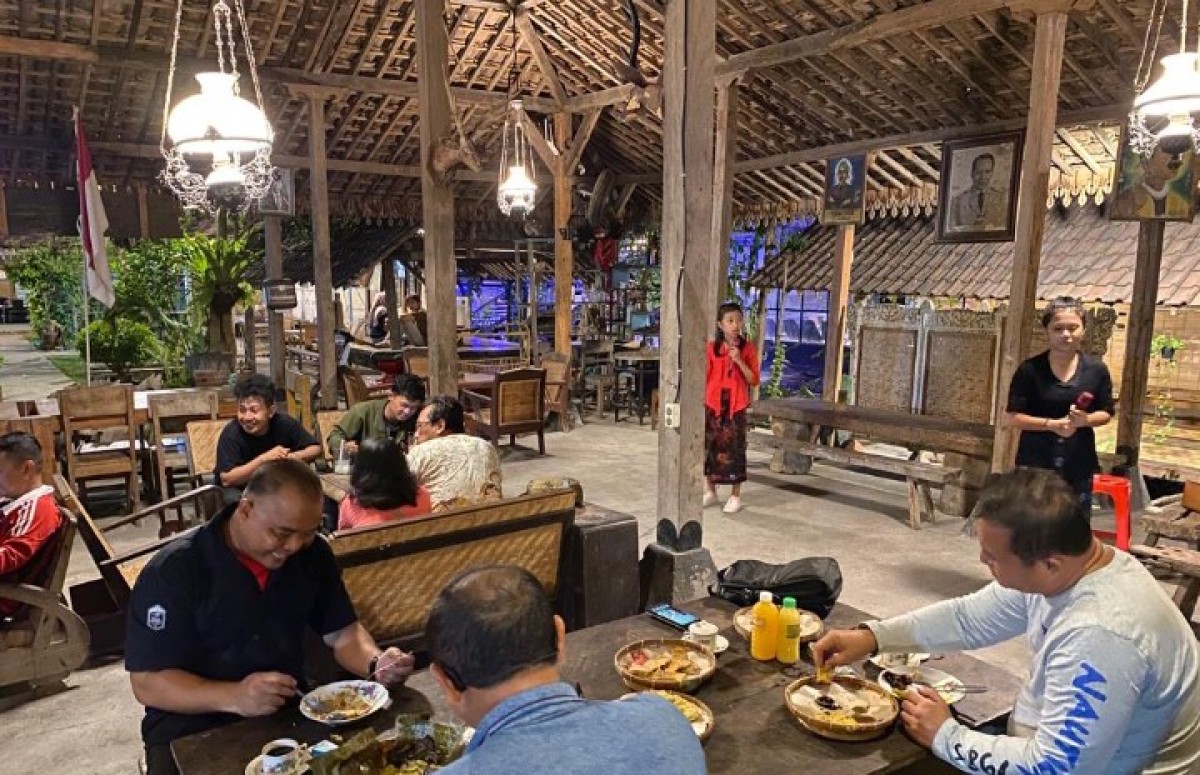 Pengunjung Waroeng Joglo Merah Putih dihibur kidungan Juli-Juli. (Foto: Aan Haryono for jatimnow.com)