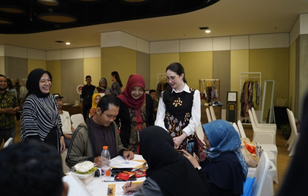 Ketua Dekranasda Jatim Arumi terlibat dalam workshop usaha kekinian (foto: Diskop Jatim for jatimnow.com)