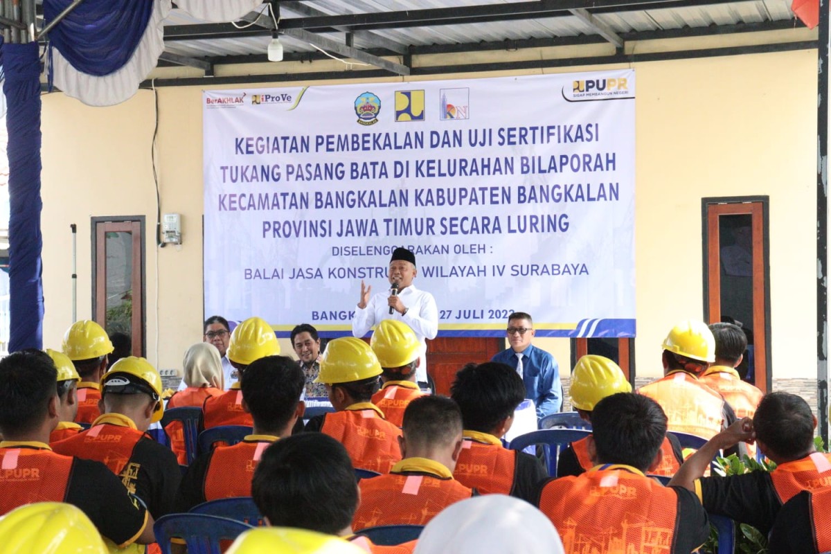 100 tukang bangunan di Bangkalan mengikuti pembekalan dan uji sertifikasi tukang pasang bata di Desa Bilaporah Kecamatan Socah. (Foto: Fathor Rahman/jatimnow.com)