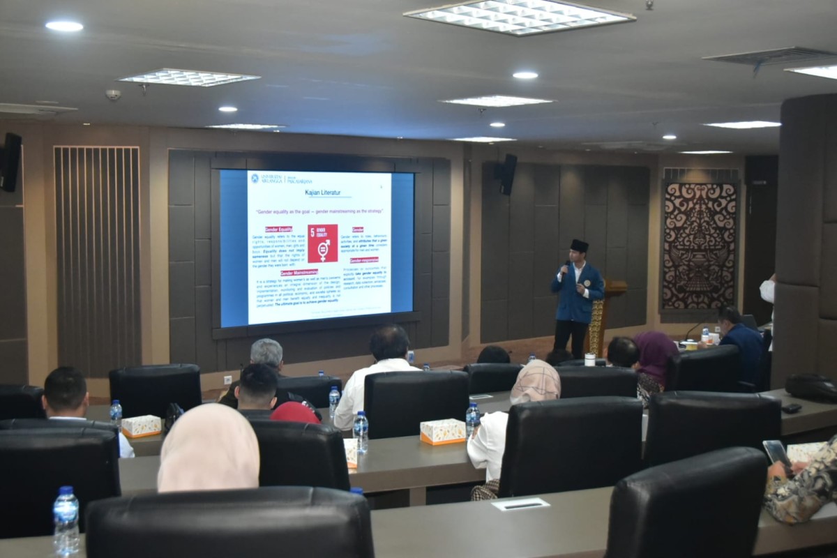 Bupati Trenggalek Mochamad Nur Arifin saat sidang tesis di Universitas Airlangga. (Foto: Prokopim Trenggalek/jatimnow.com)