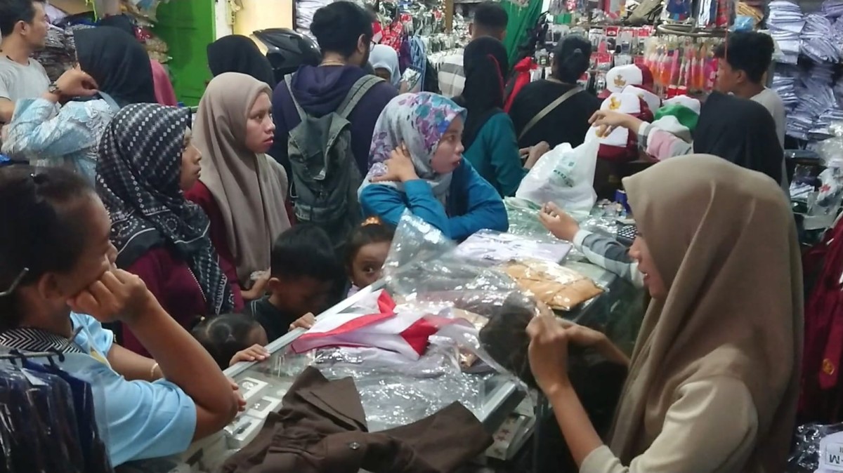 Suasana salah satu toko seragam sekolah di Tulungagung. (Foto: Bramanta Pamungkas/jatimnow.com)