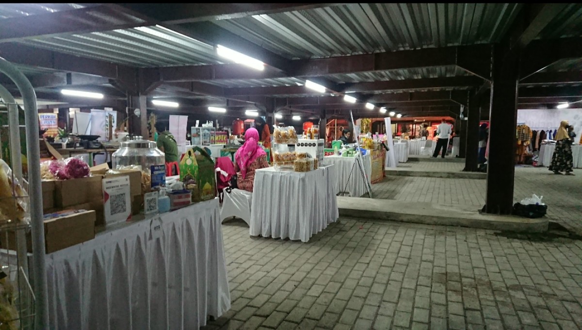 Pameran UMKM dan jajanan tradisional di jalan Bypass Mojokerto. (Foto: Harbhimanyu Wicaksono/jatimnow.com)