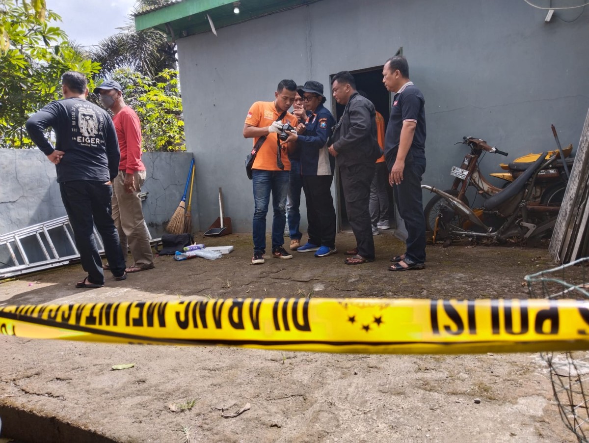 Polisi saat melakukan olah TKP pembunuhan pasutri di Ngantru Tulungagung. (Foto:  dok. jatimnow.com)