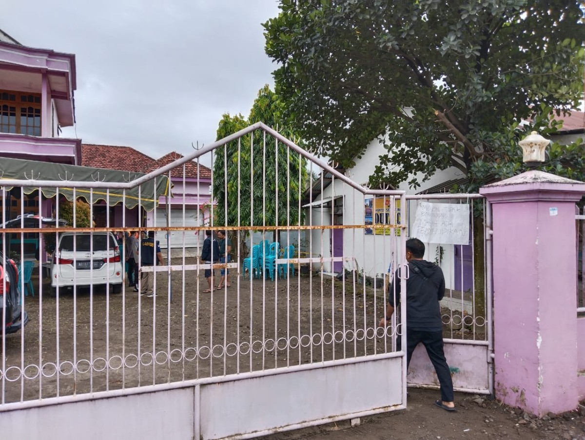 Tim Labfor Polda Jatim saat mendatangi lokasi kejadian. (Foto: Bramanta Pamungkas/jatimnow.com)