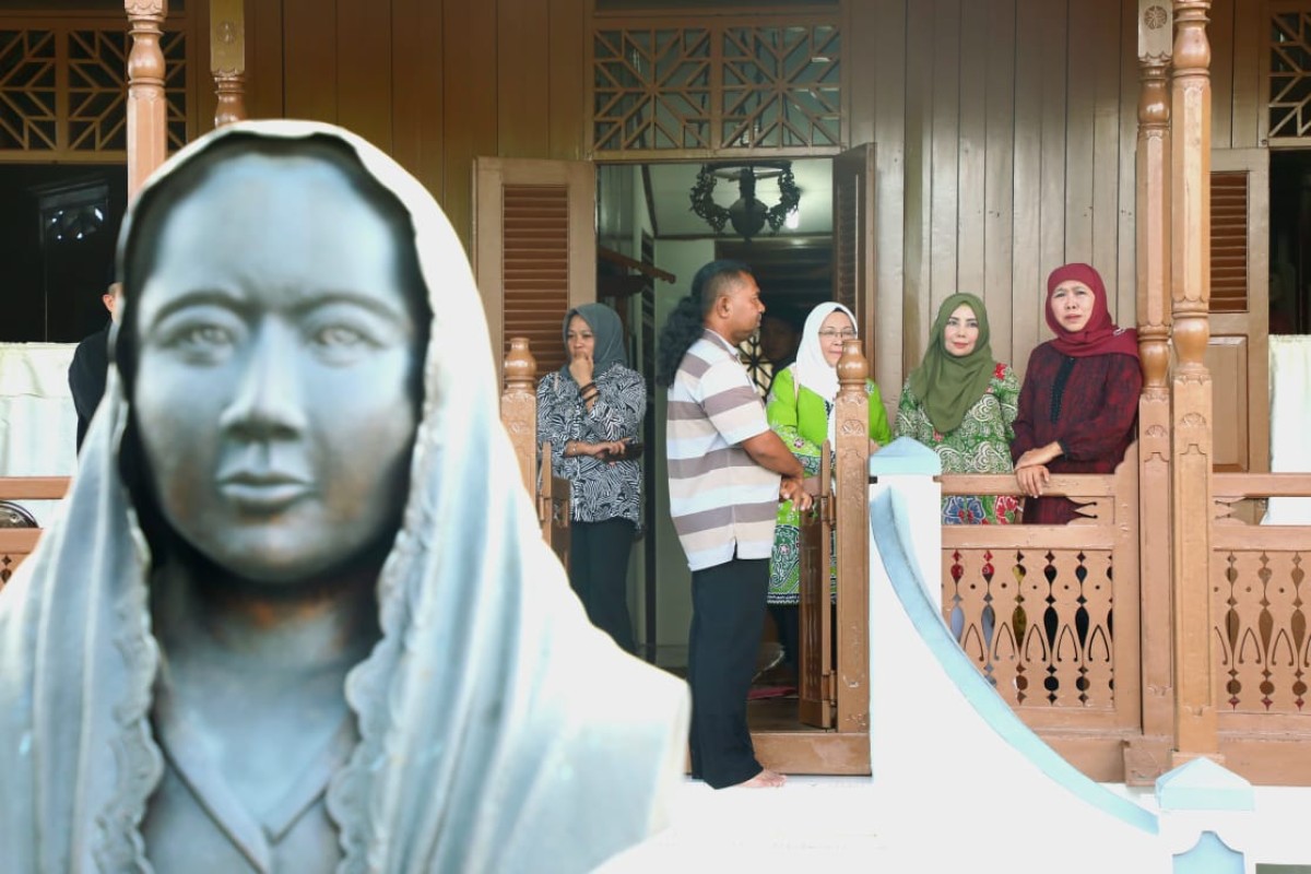 Gubernur Jawa Timur Khofifah Indar Parawansa saat berkunjung ke Rumah Ibu Fatmawati Soekarno dan Rumah Pengasingan Bung Karno di Bengkulu (Foto: Ni'am Kurniawan/jatimnow.com)