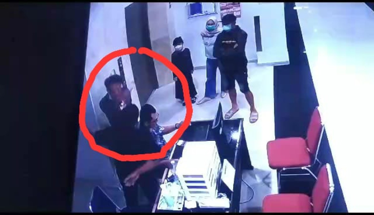 Capture rekaman CCTV saat dugaan aksi kekerasan di RSUD dr Iskak. Ist