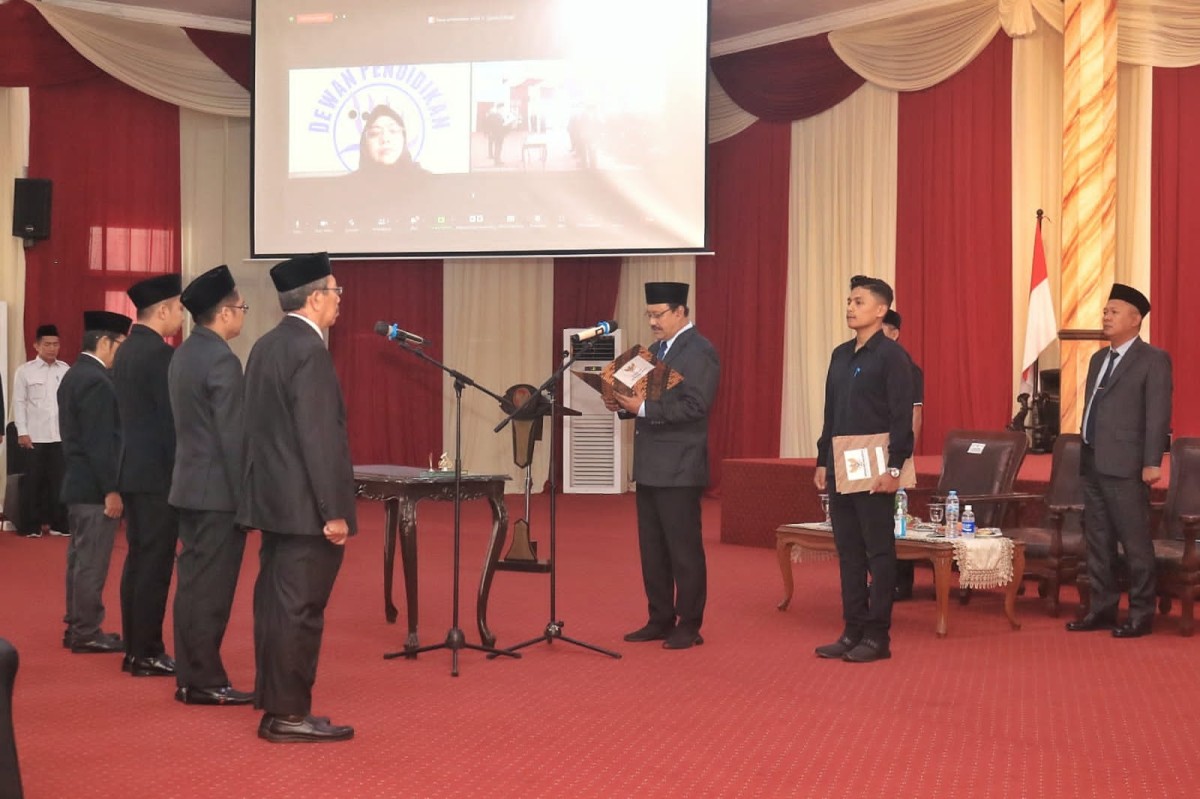 Wali Kota Pasuruan Saifullah Yusuf mengukuhkan Dewan Pendidikan Kota Pasuruan. (Foto: Pemkot Pasuruan)