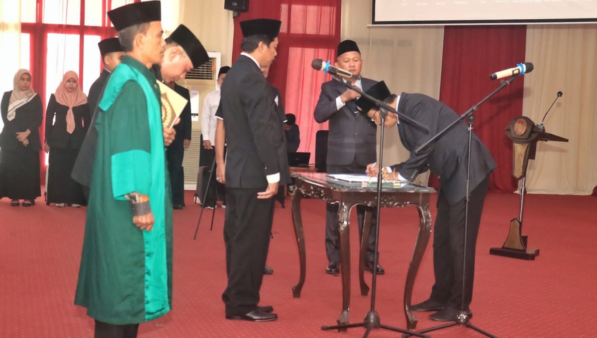 Pelantikan  Dewan Pengawas dan Direktur Perusahaan Daerah Air Minum (PDAM) Tirta Umbulan, Kota Pasuruan. (Foto: Humas Pemkot Pasuruan)