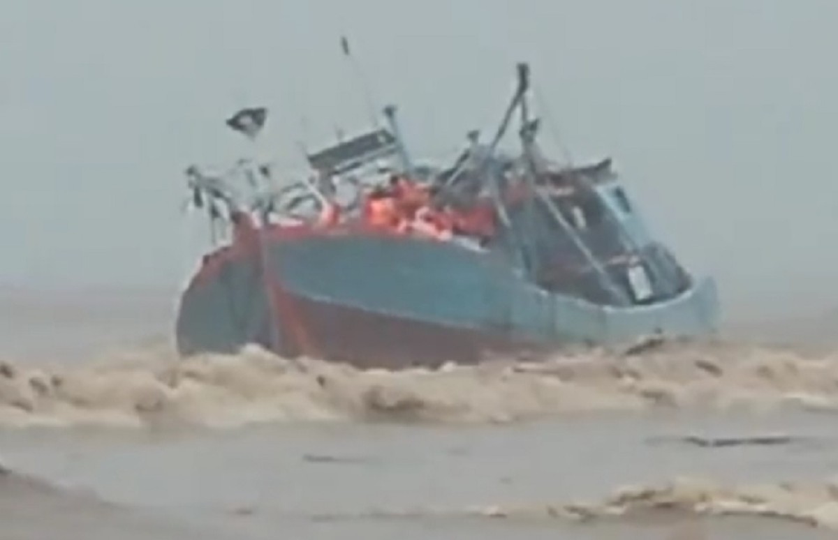 Kapal Motor Jaya Utama 12 yang karam di Pantai Neyama. (Foto: tangkapan layar video amatir)
