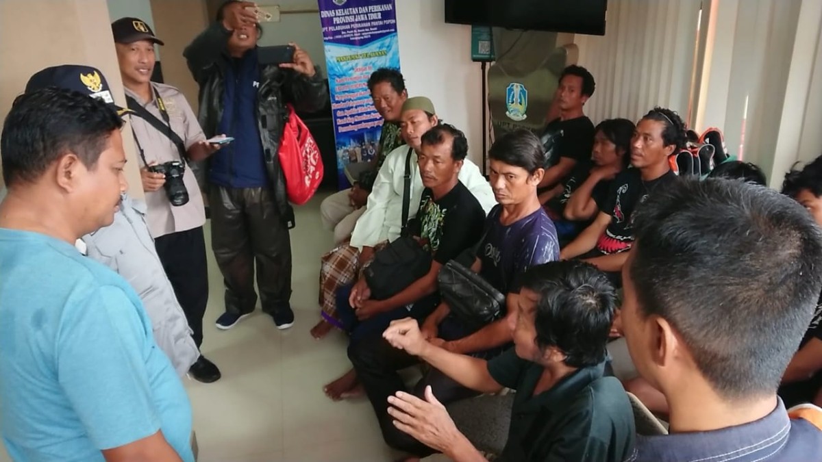 Para ABK di Pelabuhan Popoh. (Foto: Bramanta Pamungkas/jatimnow.com)
