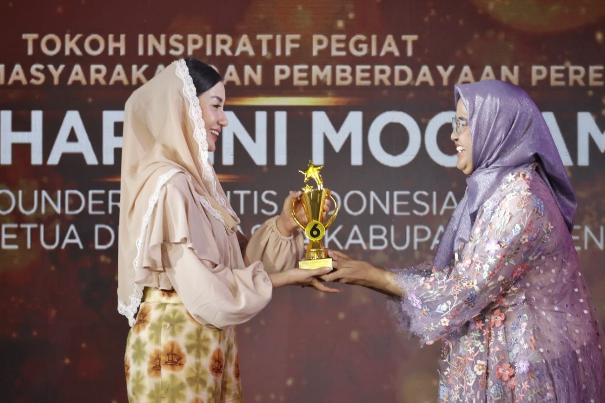 Ketua Dekranasda Trenggalek, Novita Hardini saat menerima penghargaan. Prokopim Trenggalek. (Bramanta Pamungkas/jatimnow.com)