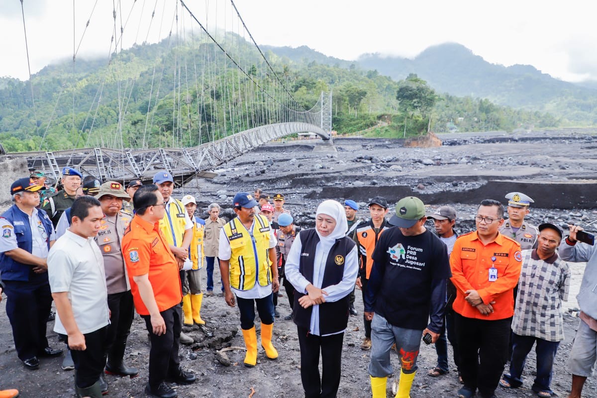 Gubernur Khofifah bersama Bupati Lumajang, dan Sekdaprov Jatim Adhi Karyono saat meninjau jembatan putus dampak banjir di Lumajang (foto: Humas Pemprov Jatim for jatimnow.com)