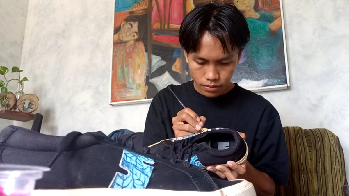 Pemuda Trenggalek Sukses Berbisnis Lukis Sepatu, Awalnya Karena Hobi