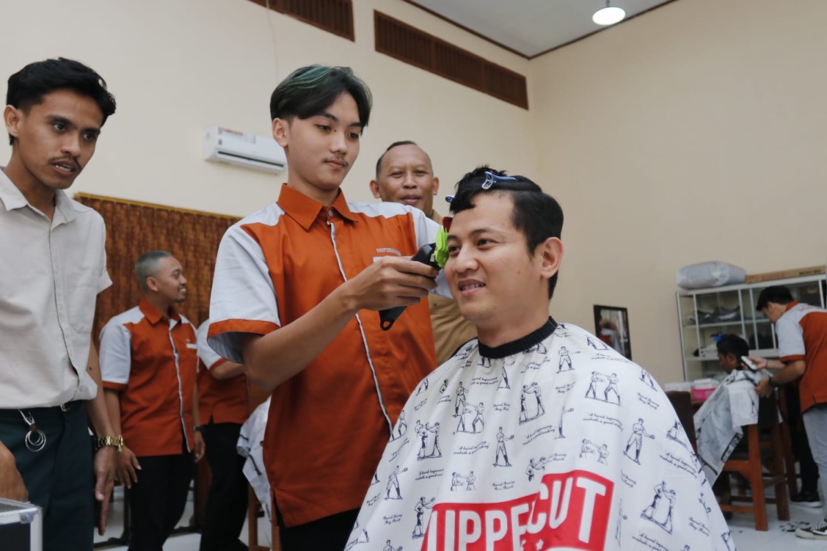 Bupati Trenggalek, Mochamad Nur Arifin saat menjajal kemampuan peserta pelatihan di BLK. (Dok Prokopim Trenggalek for jatimnow.com)