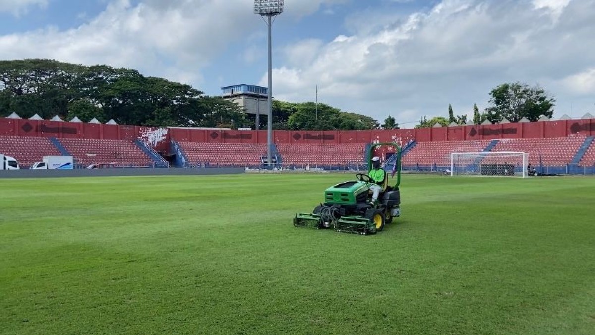 Perbaikan rumput lapangan Stadion Brawijaya Kediri. (Foto: Yanuar Dedy/jatimnow.com)