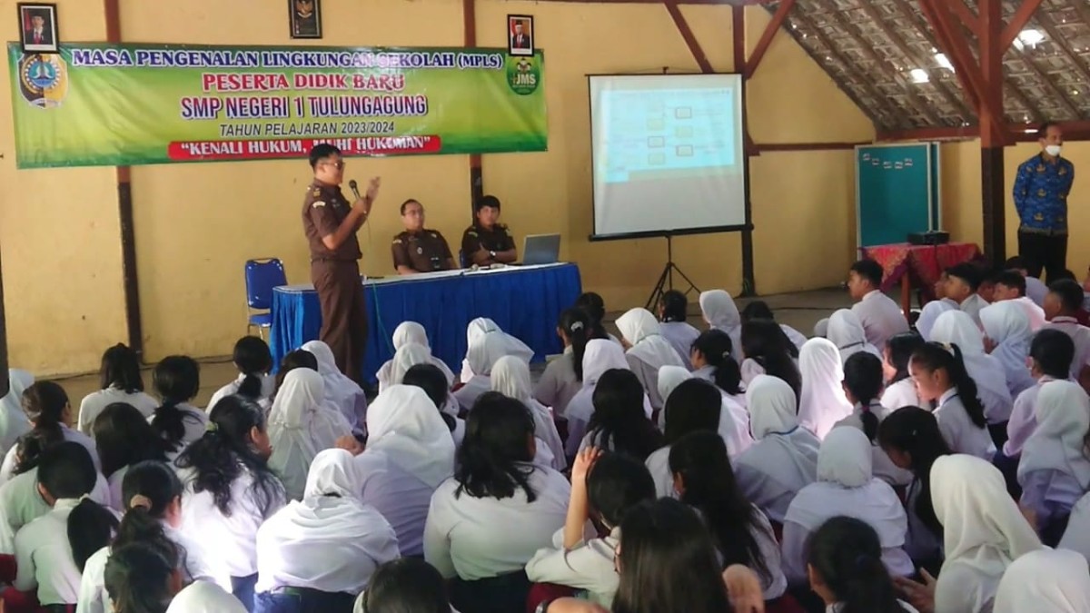 Aktivitas hari pertama sekolah di SMPN 1 Tulungagung. (Foto: Bramanta Pamungkas/jatimnow.com)