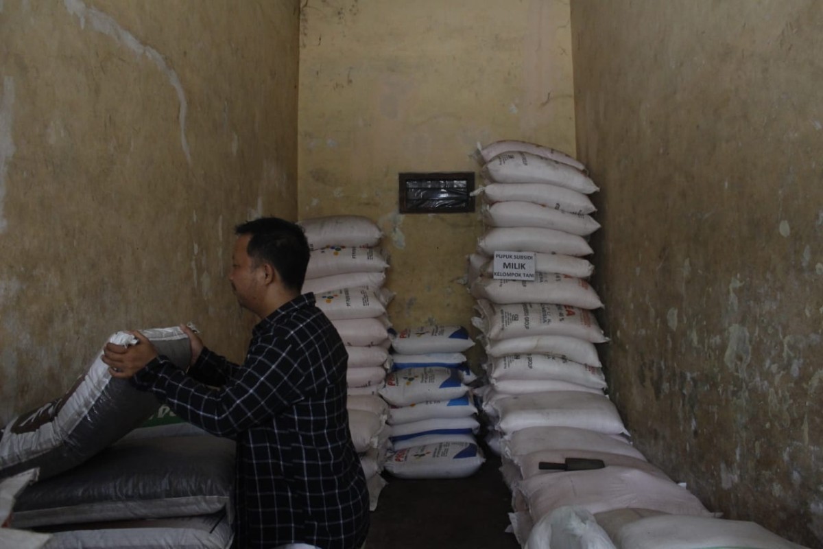 Pupuk Urea bersubsidi yang berada di gudang. (Foto : Bramanta Pamungkas/jatimnow.com)