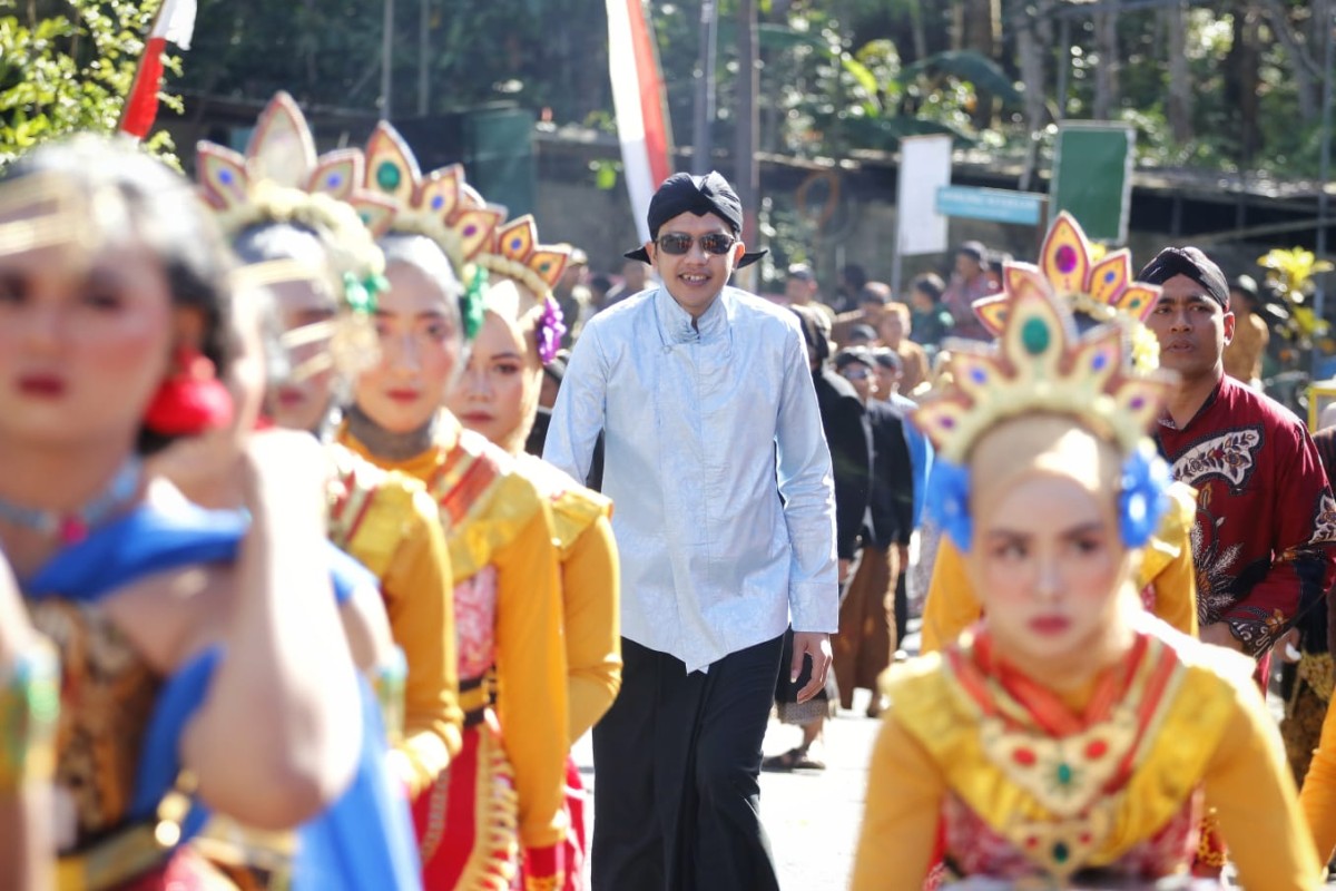 Wakil Bupati Trenggalek. Syah M Natanegara saat mengikuti tradisi Ngetung Batih. (Foto : Prokopim Trenggalek fot jatimnow.com)