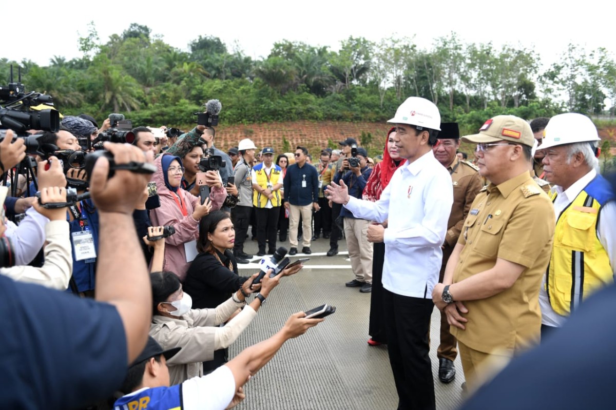 Jokowi meresmikan jalan tol ruas Bengkulu-Taba Penanjung di Gerbang Tol Bengkulu-Taba Penanjung, Kota Bengkulu. (Foto:  Kris/BPMI for jatimnow.com)