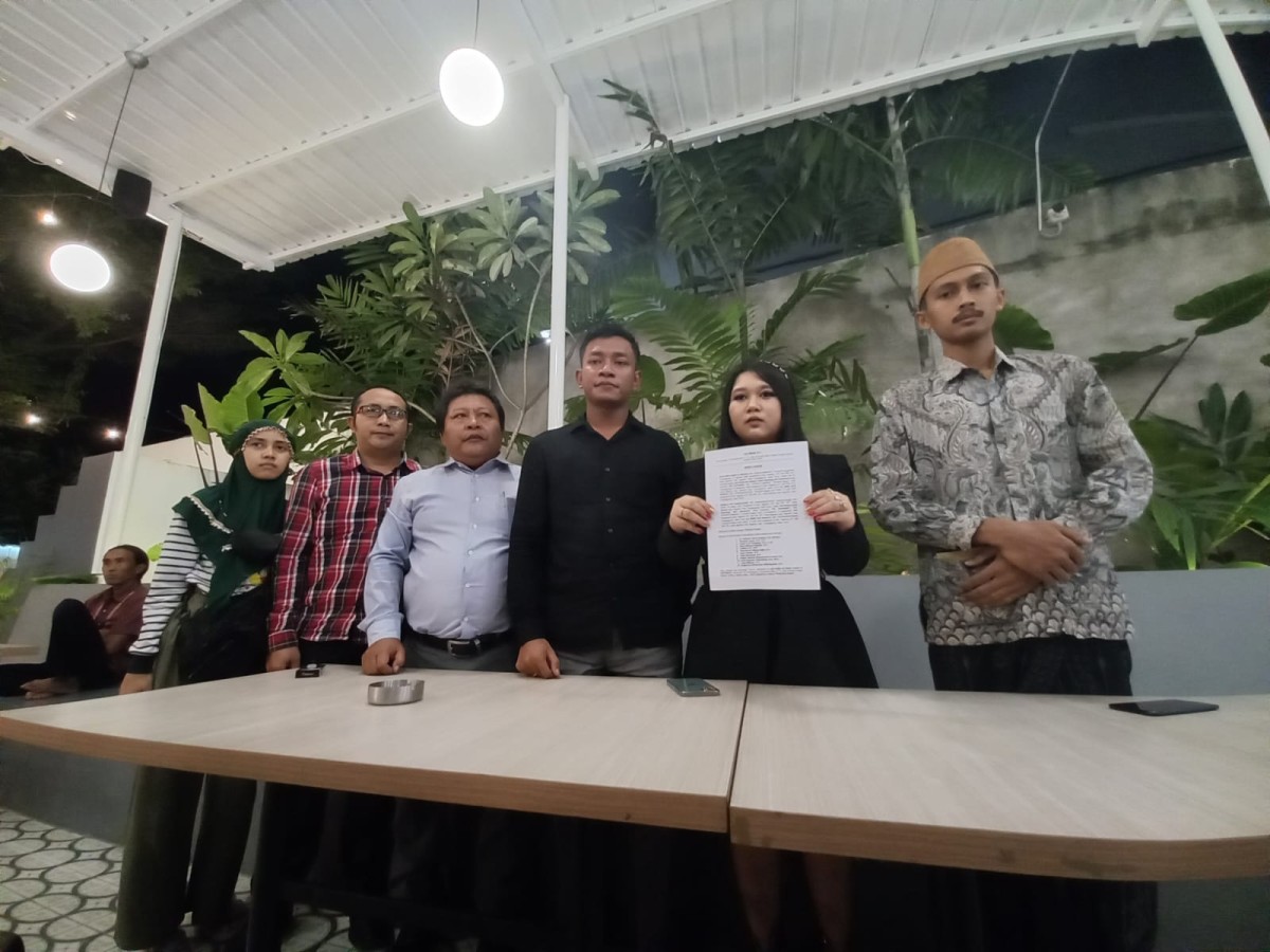 Tim Kuasa Hukum Hotman 911 dan keluarga korban. (Bramanta Pamungkas/jatimnow.com)