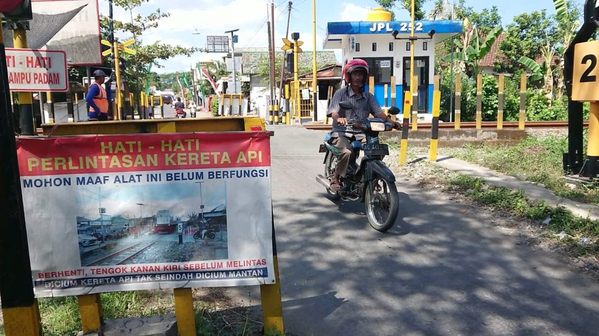 Salah satu perlintasan kereta api di Tulungagung. (Foto: Bramanta Pamungkas/jatimnow.com)