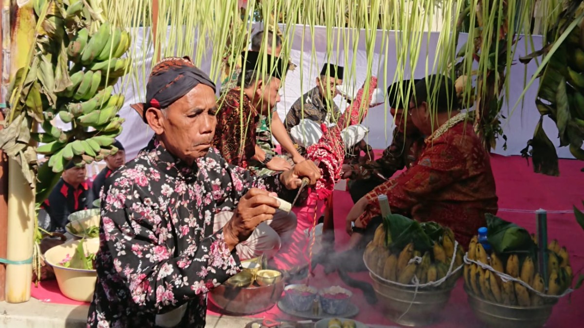 Jamasan pusaka tombak Kyai Upas. (Foto: Bramanta Pamungkas/jatimnow.com)