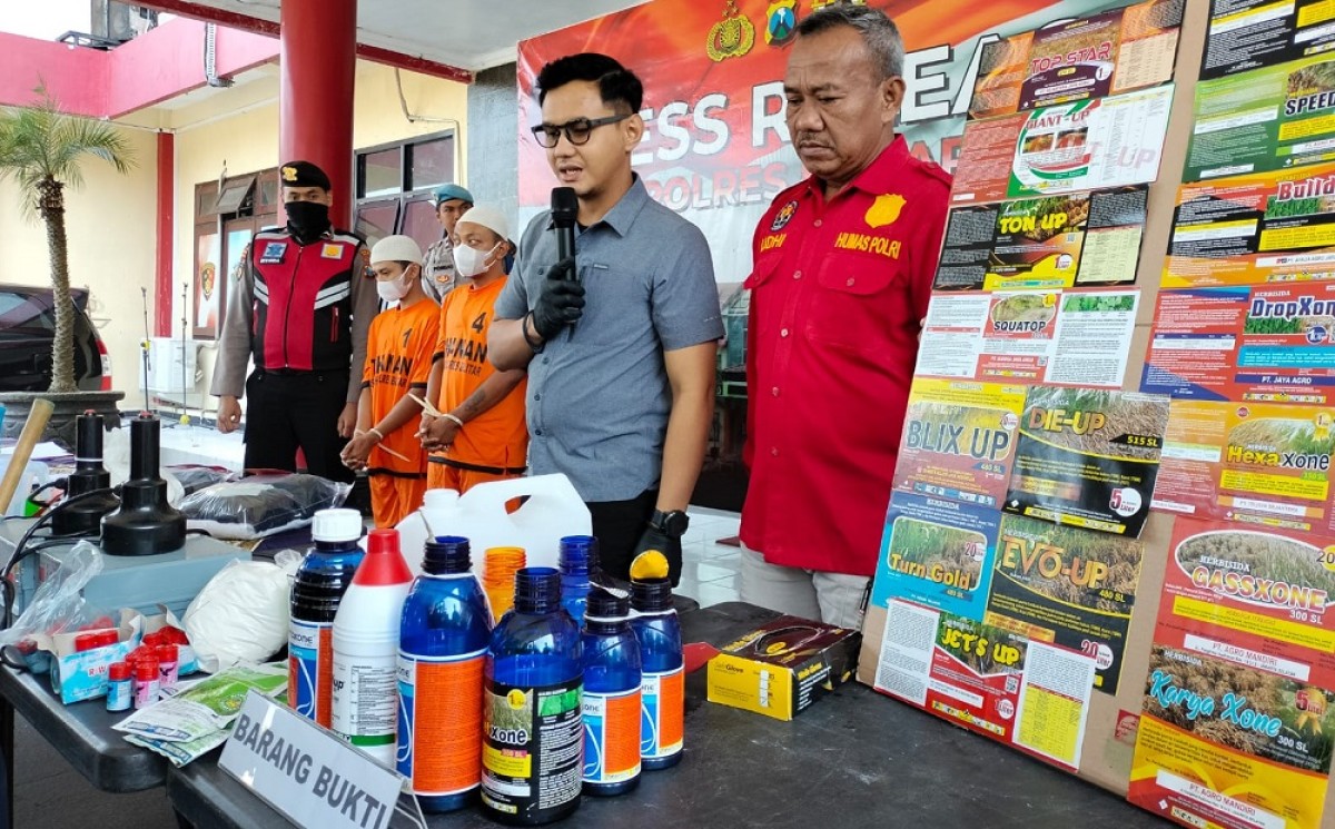 Polisi menunjukkan barang bukti pestisida oplosan. (Foto: Bramanta Pamungkas/jatimnow.com)