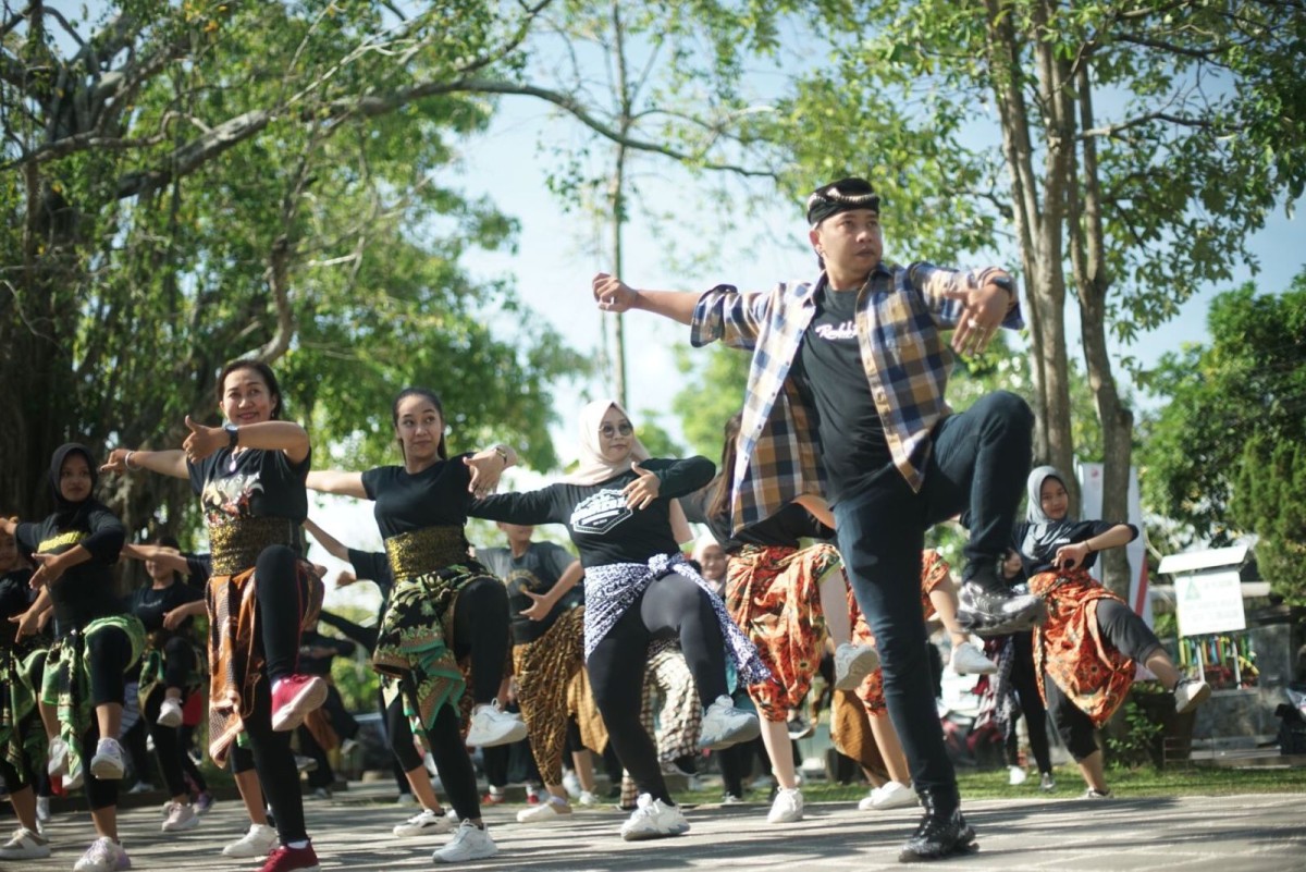 Abing Santoso saat menari bersama peserta workshop Nyantrik 5 di Tulungagung. (Foto : Bramanta Pamungkas/jatimnow.com)