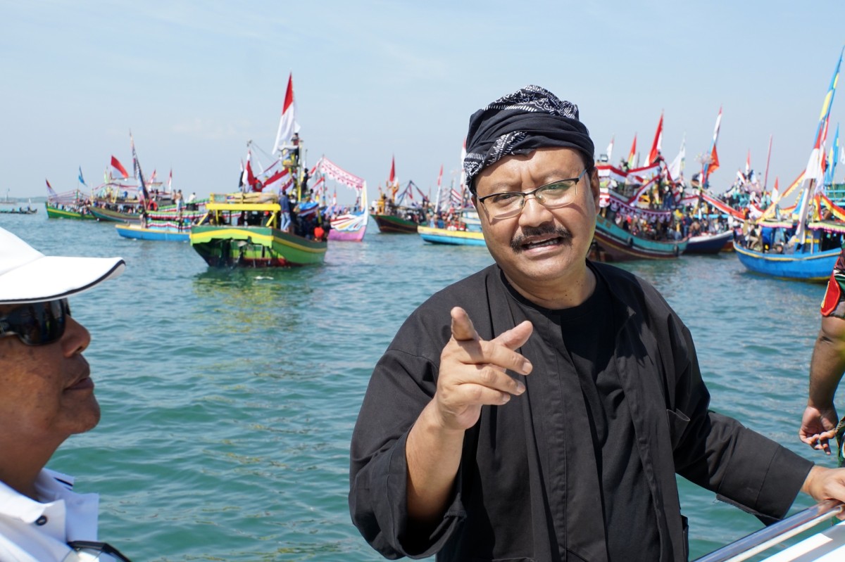 Pawai Sedekah Laut, Gus Ipul Ajak Warga Pasuruan Jaga Kelestariannya