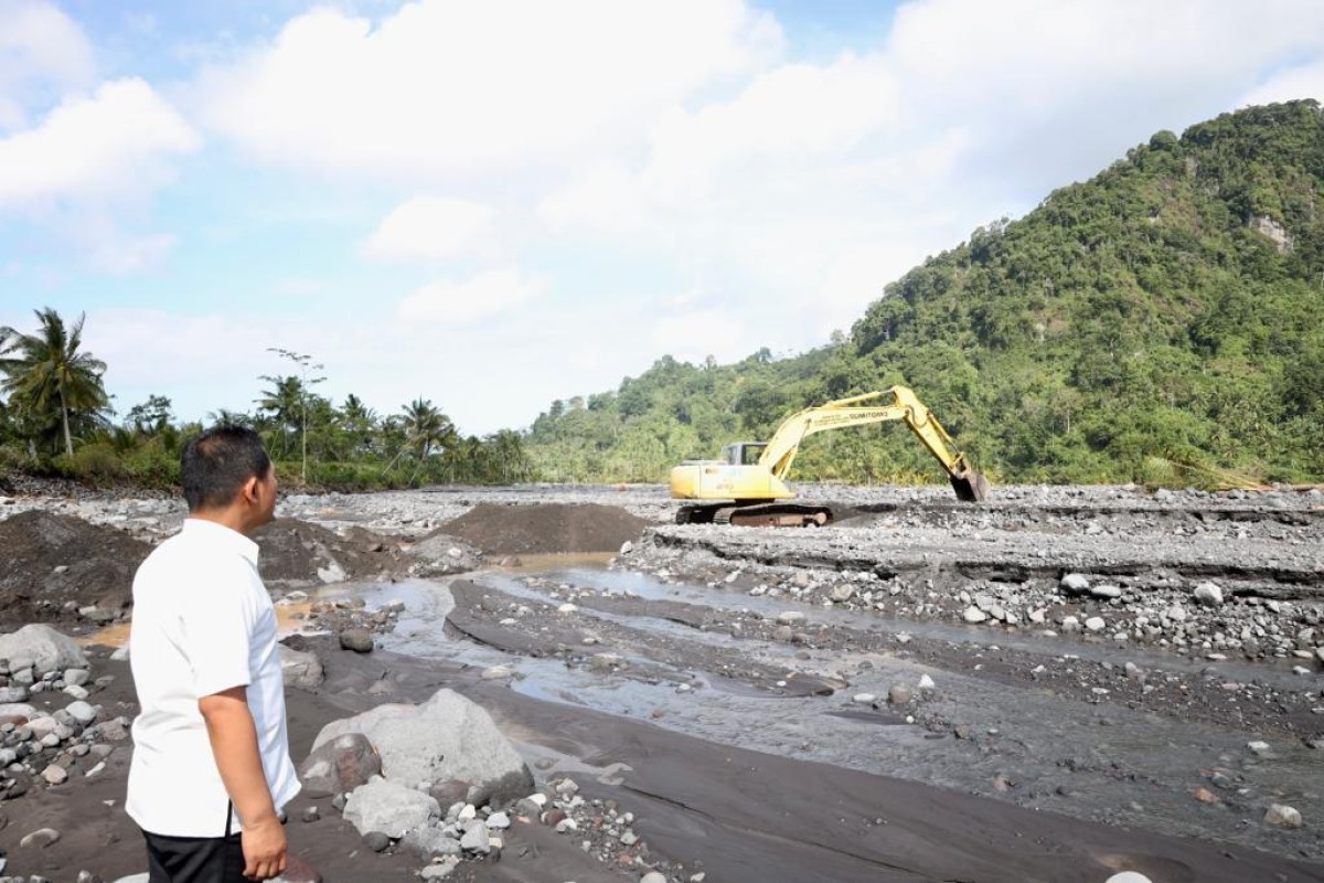 Cak Thoriq telah meninjau lokasi terdampak bencana longsor dan lahar dingin. (Foto: Kominfo Lumajang)