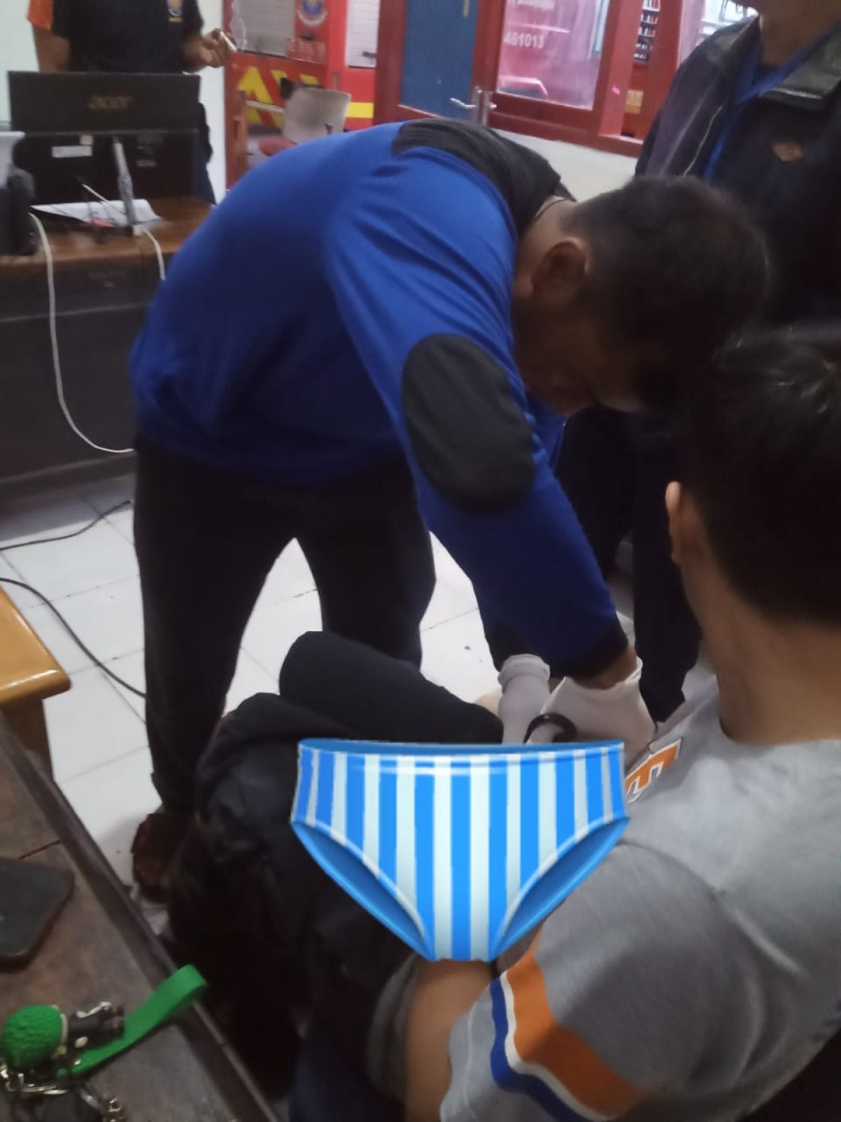 Bantu Warga Kejepit Resleting, Satpol PP Ponorogo Tegaskan Siap Jalankan Tugas Penyelamatan