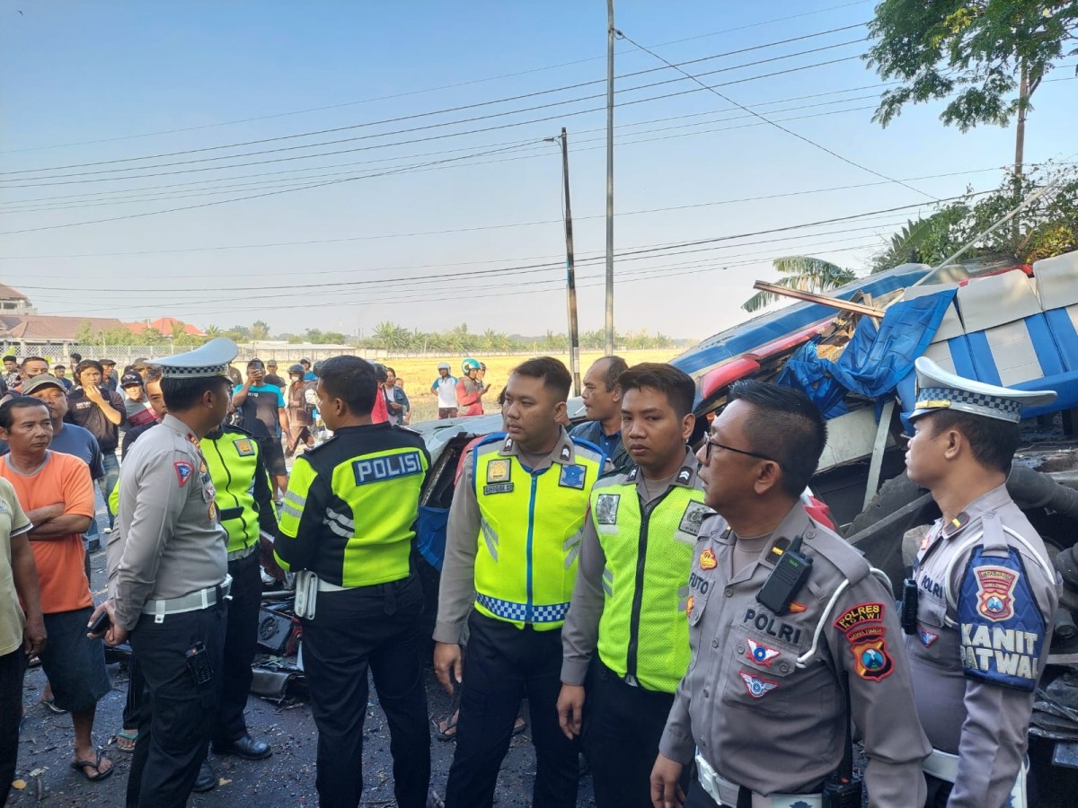 Petugas melakukan pendataan korban kecelakaan bus di Ngawi. (Foto: Satlantas Polres Ngawi)