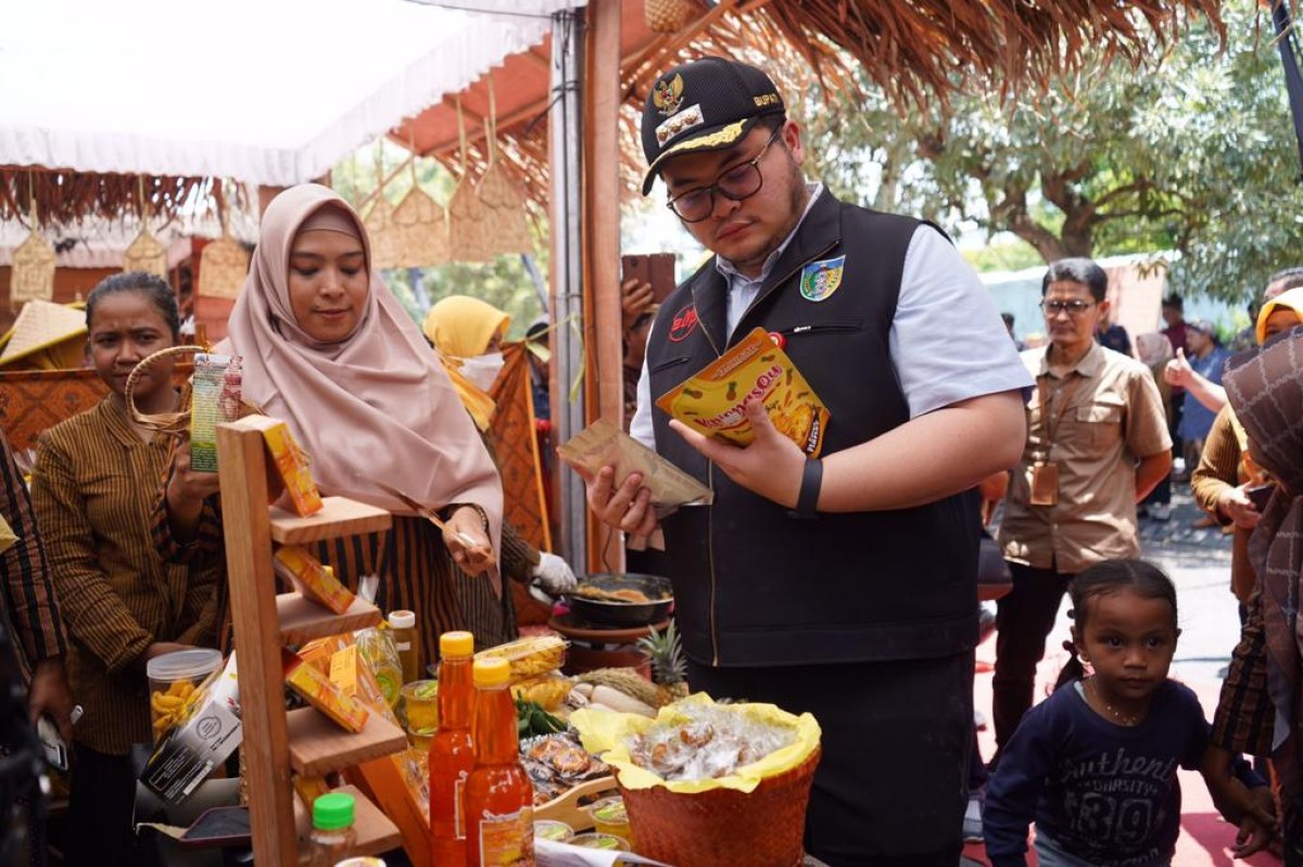 Mas Dhito melihat produk UMKM Kabupaten Kediri. (Foto: Humas Pemkab Kediri/jatimnow.com)