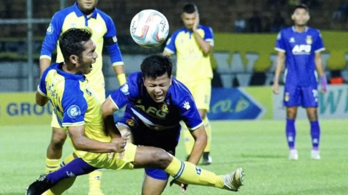 Pemain Persik Kediri Bayu Otto dilanggar keras oleh pemain Barito Putera. (Foto: Persik Kediri/jatimnow.com)